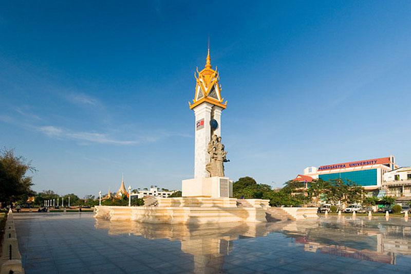 Tham quan Đài tưởng niệm Việt Nam - Campuchia
