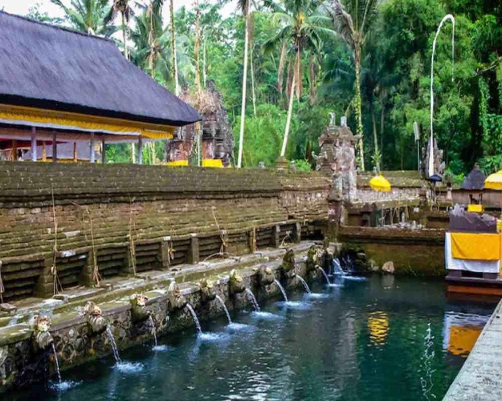 Đền suối thiêng Tampak Siring nổi tiếng ở đảo Bali Indonesia