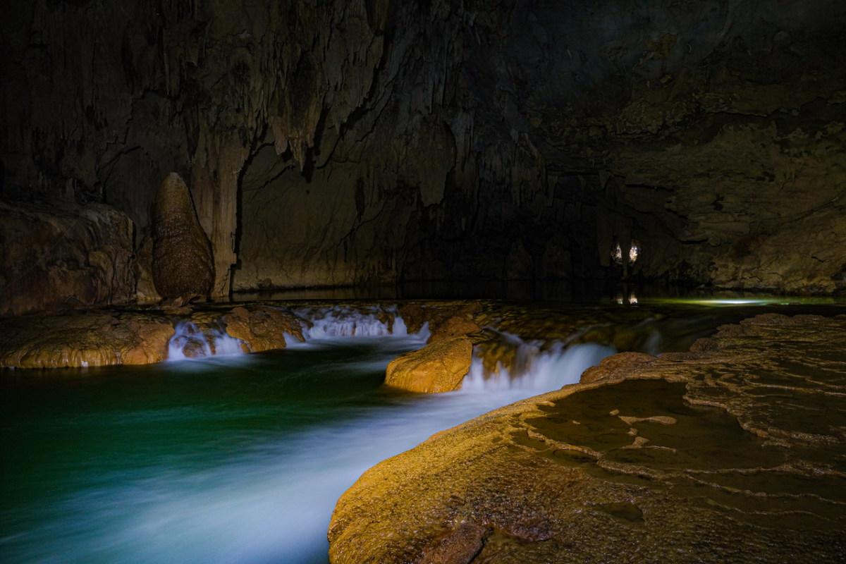 Vẻ đẹp bên trong các hang động Tú Làn