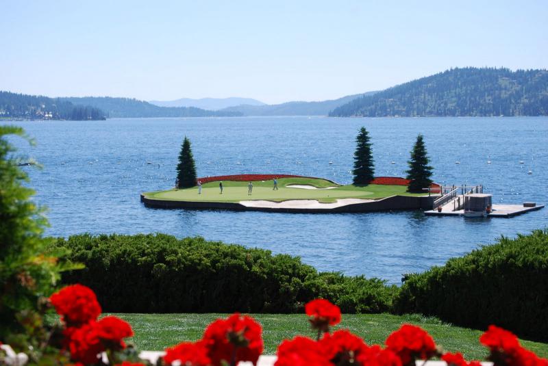 Sân golf  tọa lạc giữa hồ độc nhất trên thế giới