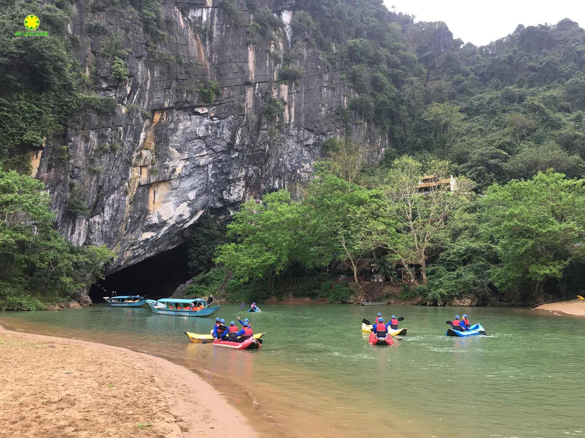 Tour Chèo Thuyền Kayak Động Phong Nha – Ngắm Hoàng Hôn Sông Son & Tiệc Nướng BBQ