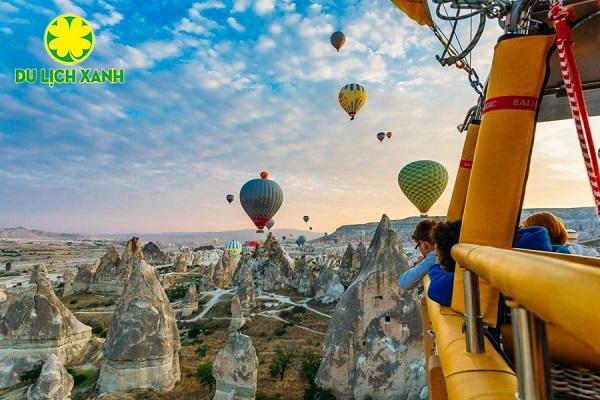 Tour Bay Khinh Khí Cầu Cappadocia và Cưỡi Ngựa tại Fairy Chimneys