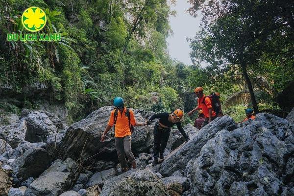 Tour trekking thám hiểm Hang Tiên trong ngày